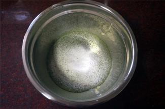 把低筋面粉和抹茶粉筛入奶酪糊里，用橡皮刮刀拌匀。