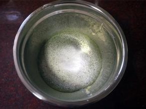 把低筋面粉和抹茶粉筛入奶酪糊里，用橡皮刮刀拌匀。