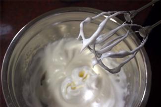 先低速打至粗泡，然后加入三分之一的细砂糖，再中高速打发，粗泡消失时加入第二次细砂糖，有纹路时加入第三次细砂糖，打发至湿性偏干性发泡。