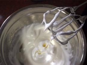 先低速打至粗泡，然后加入三分之一的细砂糖，再中高速打发，粗泡消失时加入第二次细砂糖，有纹路时加入第三次细砂糖，打发至湿性偏干性发泡。