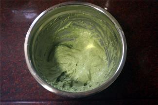 拌好的抹茶奶酪糊放入冰箱冷藏备用，接着打发蛋白。
