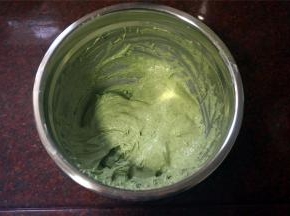 拌好的抹茶奶酪糊放入冰箱冷藏备用，接着打发蛋白。