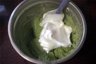 将蛋白糊和奶酪糊混合，切拌成顺滑的状态。