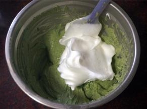 将蛋白糊和奶酪糊混合，切拌成顺滑的状态。