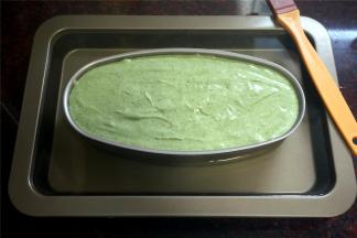 倒入不粘芝士模具，震荡出大气泡。烤箱150度预热，将模具放在深托盘上，托盘内倒入热开水，然后放入预热好的烤箱下层，烘烤60分钟左右即可。