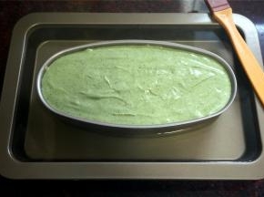 倒入不粘芝士模具，震荡出大气泡。烤箱150度预热，将模具放在深托盘上，托盘内倒入热开水，然后放入预热好的烤箱下层，烘烤60分钟左右即可。