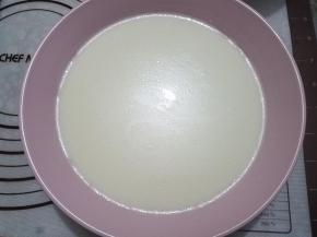 然后倒入陶瓷蒸碗中。