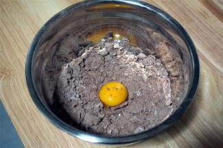 加入一个蛋黄，将所有食材慢慢揉成团，要有耐性哦。