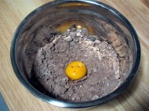 加入一个蛋黄，将所有食材慢慢揉成团，要有耐性哦。