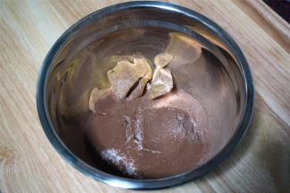 黄油切成小块后，筛入低筋粉和可可粉，戴上手套，将食材揉搓均匀。