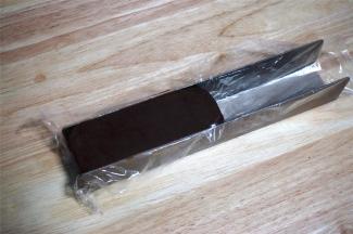 饼干模具垫上保鲜膜，然后填入面团，表面及两端理平，然后放入冰箱冷冻30分钟左右至硬。