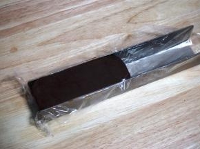 饼干模具垫上保鲜膜，然后填入面团，表面及两端理平，然后放入冰箱冷冻30分钟左右至硬。