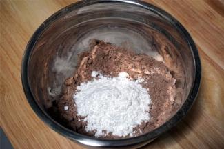 加入糖粉，继续揉搓。