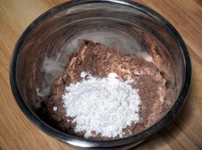 加入糖粉，继续揉搓。