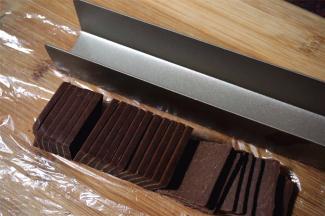 取出冻硬了的面团，切成约厚0.3厘米的面片。