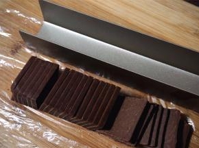 取出冻硬了的面团，切成约厚0.3厘米的面片。