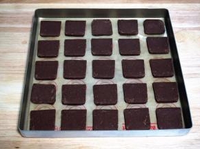 将面片排放到烤盘上，注意保持一定的间隔（烘焙过程会长大一点的），柏翠PE5386烤箱中层，上下火180度，烤15分钟左右。