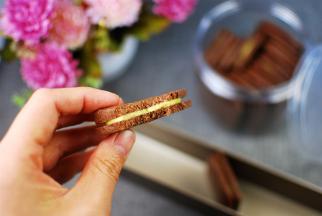 巧克力夹心的，甜蜜蜜饼干。