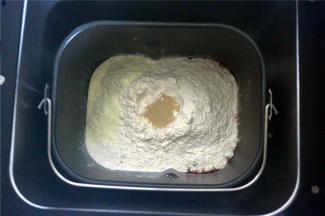 黄油除外，按照先液体后固体的顺序放入其他食材，酵母放最后。