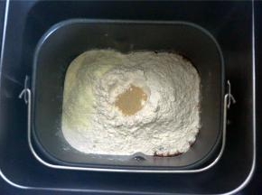 黄油除外，按照先液体后固体的顺序放入其他食材，酵母放最后。