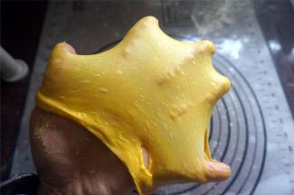 取出面团，摔打10分钟左右，能更好地出膜。