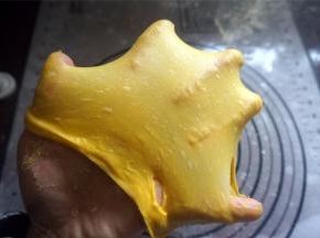 取出面团，摔打10分钟左右，能更好地出膜。