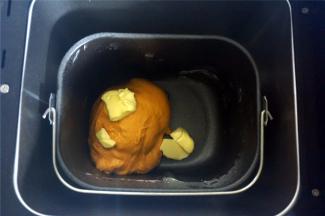 启动揉面程序，时间25分钟。程序结束后放入黄油块，再次启动揉面20分钟。