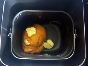 启动揉面程序，时间25分钟。程序结束后放入黄油块，再次启动揉面20分钟。