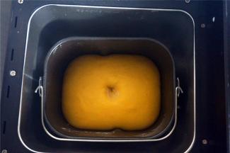 将面团揉圆，取出面包机的搅拌刀，将面团放入，选择酸奶程序，将面团发酵至两倍大左右。