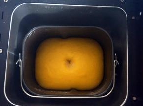 将面团揉圆，取出面包机的搅拌刀，将面团放入，选择酸奶程序，将面团发酵至两倍大左右。