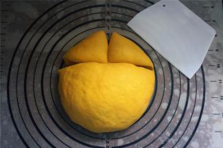 在面团三分之一处切一刀，然后将小面团再分成两份，如图。