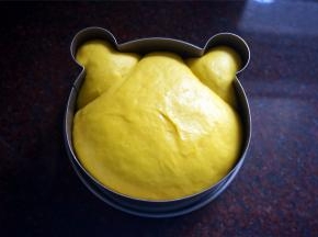 盖上保鲜膜，放入烤箱，启动发酵程序，二次发酵至八九分满。