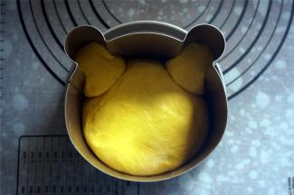 将面团依次放入模具中，小面团放到耳朵处，大面团作为主体。