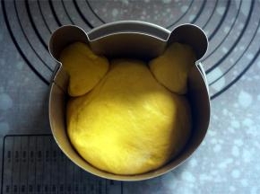 将面团依次放入模具中，小面团放到耳朵处，大面团作为主体。