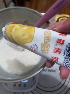 加入玉米油和炼奶混合均匀直到看不见玉米油。