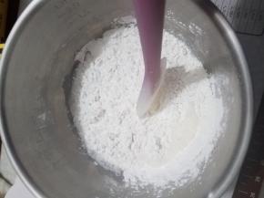 然后混匀，刚开始混合的时候粉类会有点结块，慢慢搅拌就会跟水混合散开了。