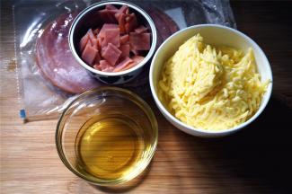 准备馅料，马苏里拉芝士，火腿（切碎），橄榄油。