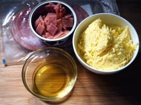 准备馅料，马苏里拉芝士，火腿（切碎），橄榄油。