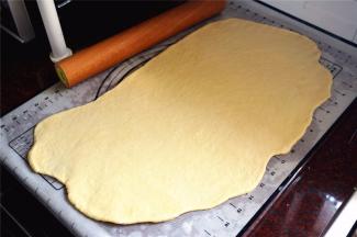 将发酵完毕的面团排气，擀成薄面片。