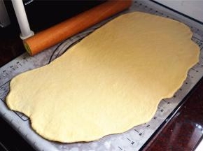 将发酵完毕的面团排气，擀成薄面片。