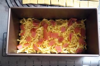 一层面片，一层芝士，一层火腿，重复铺放至全部材料铺放完毕。