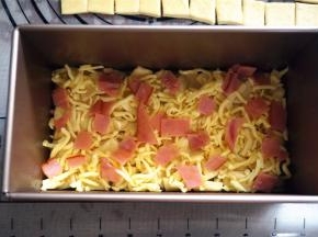 一层面片，一层芝士，一层火腿，重复铺放至全部材料铺放完毕。