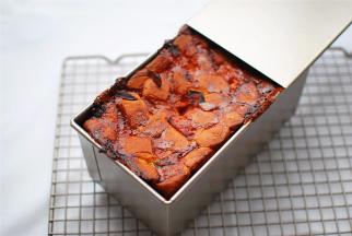 烤箱预热，上下火190度，中下层，烘烤40分钟，出炉后马上倒扣出来。