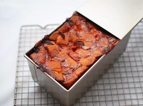 烤箱预热，上下火190度，中下层，烘烤40分钟，出炉后马上倒扣出来。