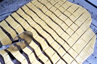 面片表面抹上一层橄榄油，然后用轮刀切成小块。