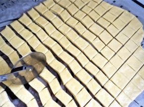 面片表面抹上一层橄榄油，然后用轮刀切成小块。