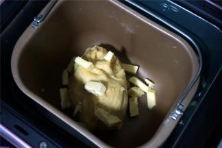 第一次揉面结束后，加入软化了的黄油，再次启动揉面20分钟。