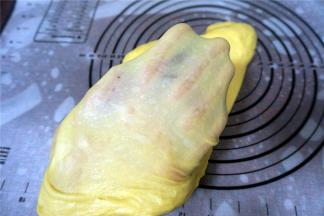 面包机揉面结束后，取出面团摔打10~15分钟左右便可以轻松拉出手套膜。