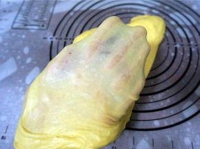 面包机揉面结束后，取出面团摔打10~15分钟左右便可以轻松拉出手套膜。