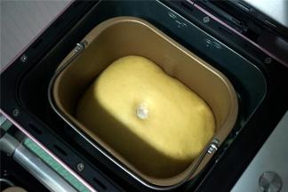 将面团揉圆，取出搅拌刀，将面团放入，选择酸奶发酵程序，发酵至面团两倍大，约1.5小时。